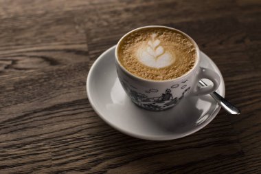 Kahve latte sanat. Bir fincan espresso bir koyu ahşap tablo