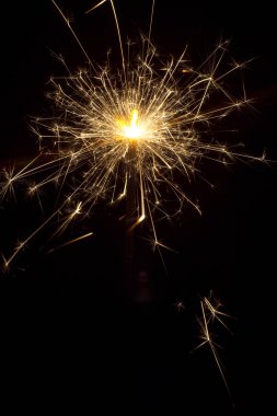 ateş kıvılcımları siyah arkaplanda