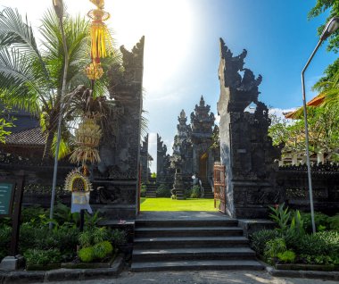 Bali dili Tapınak kapıları açık mavi gökyüzü güneşli gün ile.