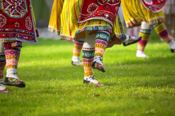Естонська народних танцюристів традиційних барвистим візерунком взуття та одягу — стокове фото