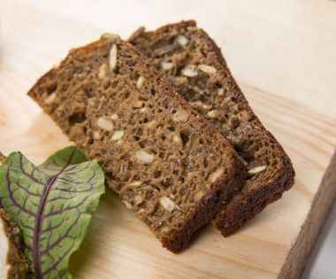 Tahıl ve tohum ile karanlık kepekli siyah ekmek dilimleri 