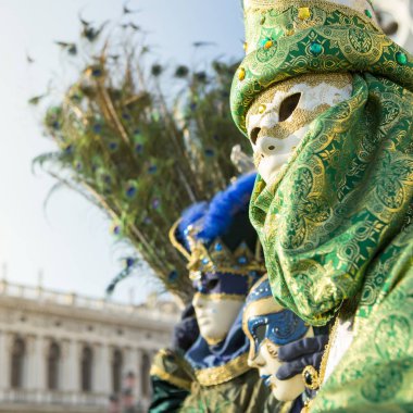 Maskeleri ve Venedik maskeli balo karnaval kostümleri ile iki sanatçı