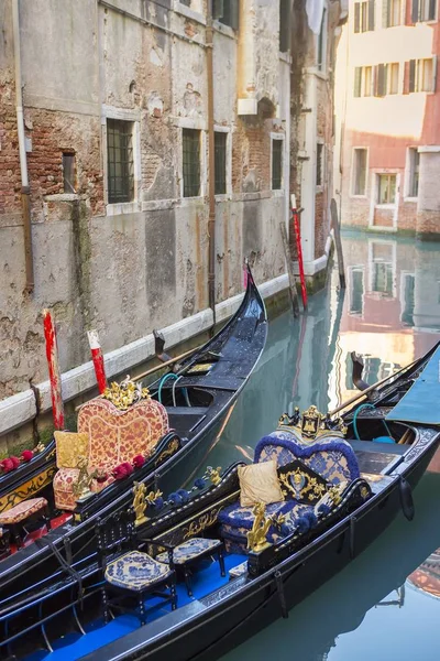 Gondolas - traditional boats in green canal waters of Venice, Italy — Stock Photo, Image