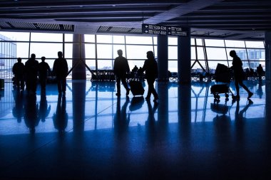 Asya havaalanında yolcuların siluetleri
