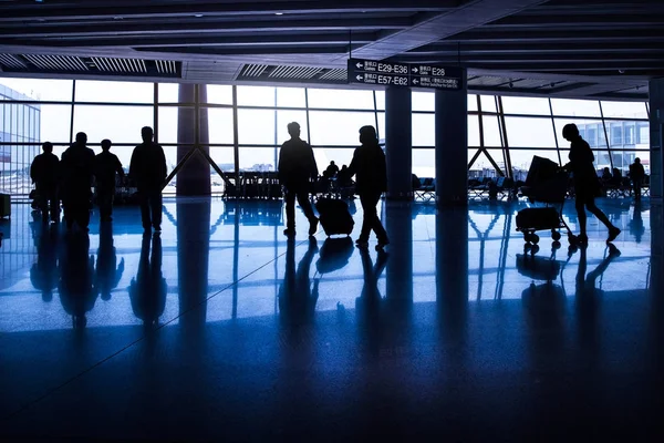 Sylwetek pasażerów na lotnisku Azjatki — Zdjęcie stockowe