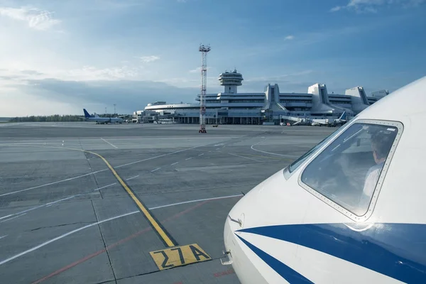Nos samolotu z lotniska w Mińsku w oddali — Zdjęcie stockowe