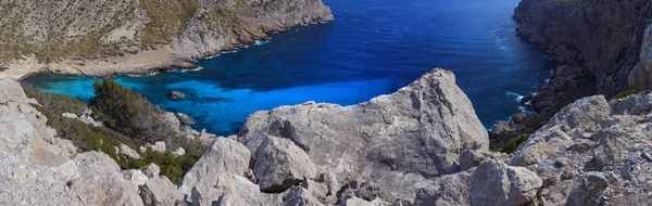 A panorama of a lagoon with clear bright blue water in a mountainous valley — Stock Photo, Image