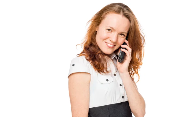 Charmante secrétaire avec un téléphone à la main sur un fond blanc — Photo