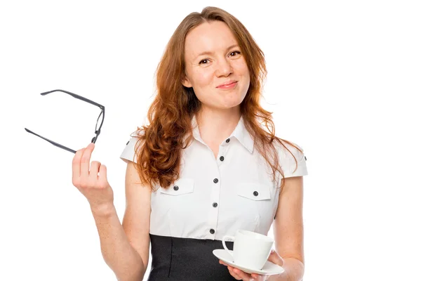 Schlanke junge Sekretärin mit Brille und Kaffee auf weißem Rücken — Stockfoto