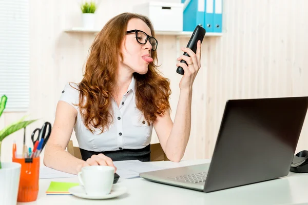 Wesoły biznes kobieta wyświetlone języka rozmówcy na telefon — Zdjęcie stockowe
