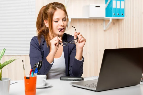 Pretty secretary with glasses in hand working on a computer in t — Stock Photo, Image