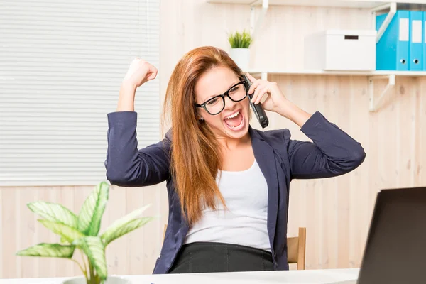 Inspirado por mulher positiva falando ao telefone com um cliente em — Fotografia de Stock