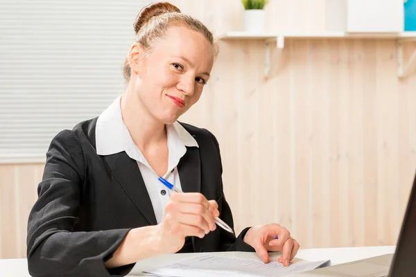 Leider vrouw poseren handtekening aan belangrijke documenten — Stockfoto