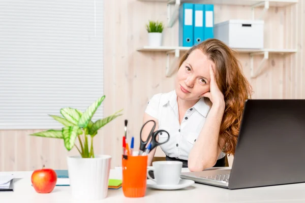 Retrato de uma mulher de negócios no local de trabalho — Fotografia de Stock