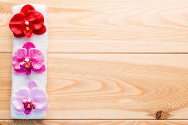 Terry bir peçete ve ahşap kurullarında üç orkide