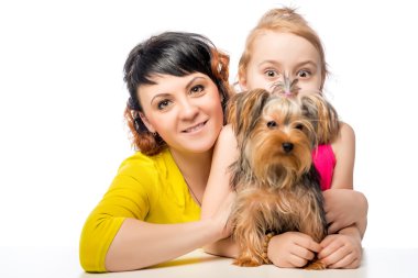 kadın ve küçük kızı ile bir köpeğin üstüne beyaz bir backg poz