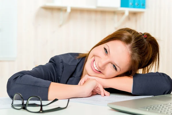 Feliz mujer de negocios Caucásico aparición en la oficina sonriendo —  Fotos de Stock