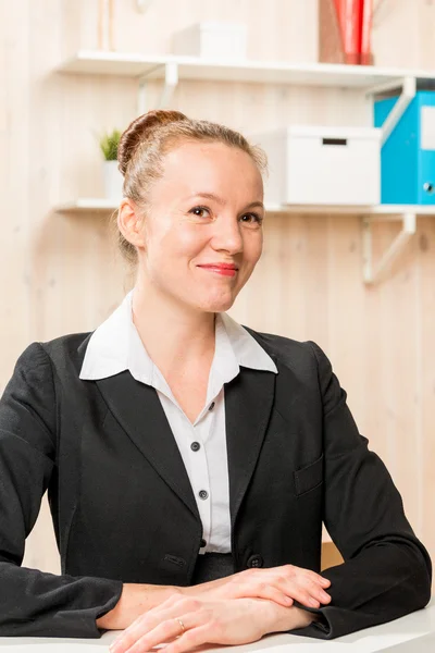 Linda chica un representante de la empresa con una hermosa sonrisa en el —  Fotos de Stock