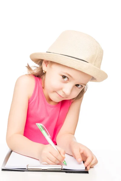 Préscolaire petite fille portant un chapeau à la table dessine dans un non — Photo