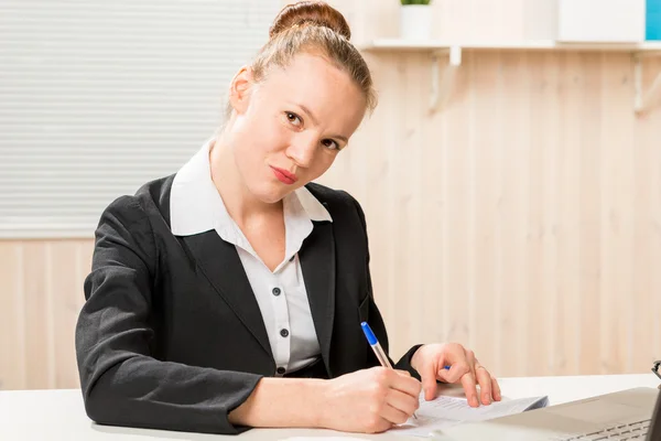 Mujer líder seria posando firma en documentos importantes —  Fotos de Stock