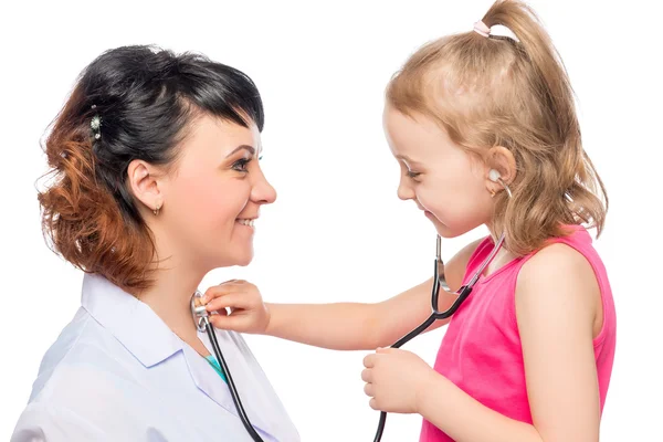 Nieuwsgierig meisje bij de receptie van een lachende docto peuter — Stockfoto