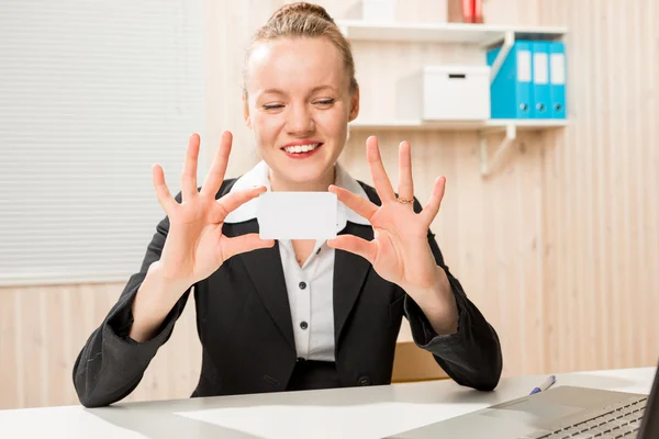 Business woman showing a small card for an inscription in the of — Stock Photo, Image