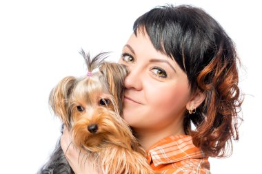 güzel Bayan onun evcil köpek portre üzerinde beyaz bir adam sarılma