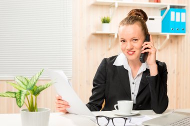 Belgeler ve ofis telefon ile mutlu ekonomist 