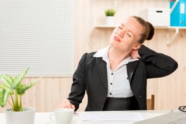 elle muhasebe görevlisi oturma sırasında hasta'nın boyun masaj bir