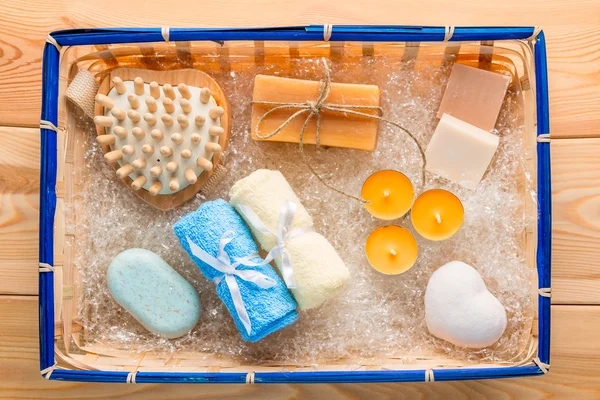 Set per spa con diversi tipi di sapone sul pavimento in legno — Foto Stock