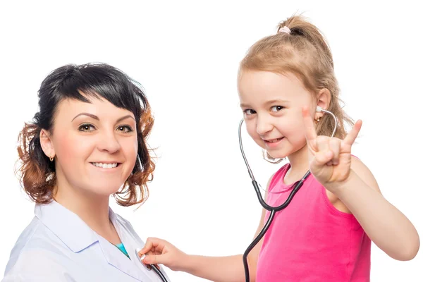 Portrait de pédiatre heureux et les filles 7 ans le patient sur — Photo