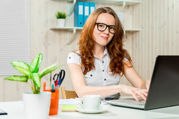 Jonge succesvolle accountant werkzaam in het kantoor — Stockfoto