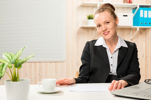 Business woman beautiful and successful in 30 years, a portrait — Stock Photo, Image