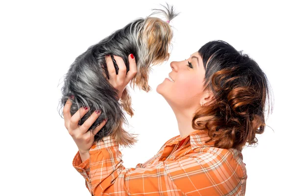 Encantadora chica y su cachorro favorito sobre un fondo blanco — Foto de Stock