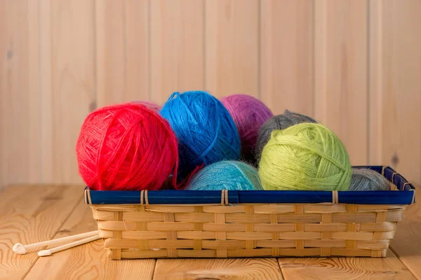 hasır sepet dolu yün iş parçacığı üzerinde ahşap bir masa