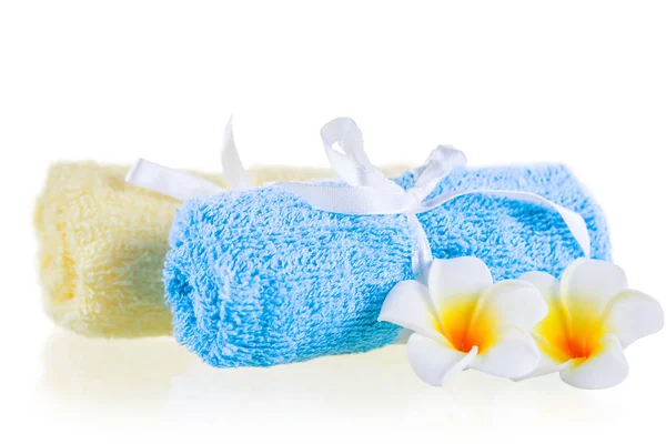 Close-up terrycloth towels and flowers on a white background — Stock Photo, Image