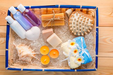 Cilt Bakımı üstten görünüm kümesi ile hasır sepet