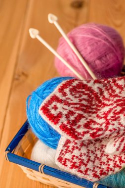 güzel sıcak mittens ve iş parçacığı closeup bir sepet