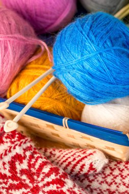 parlak yün iplik bir sepet içinde closeup