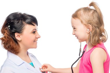 Doktor çocuk doktoru stethos ile resepsiyonda üzerinde küçük kız