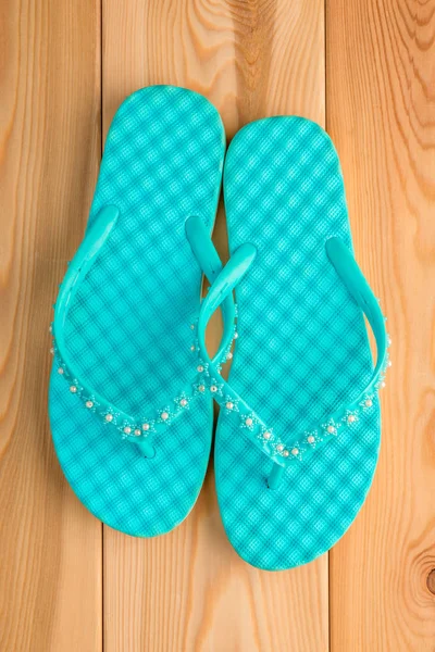 Turquoise dames slippers op de houten vloer-closeup — Stockfoto