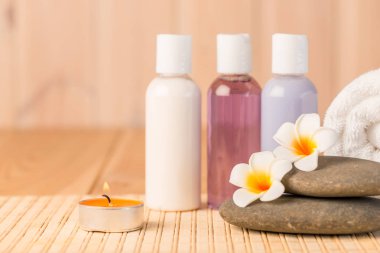 Taşlar ve yanan mum yakın çekim sp içinde tropikal çiçek