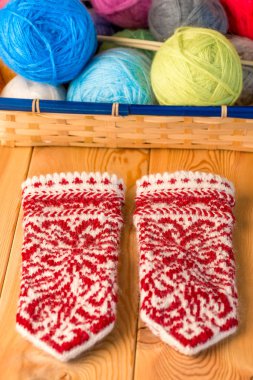 Kadın kış eldiven el masada bir desen ile