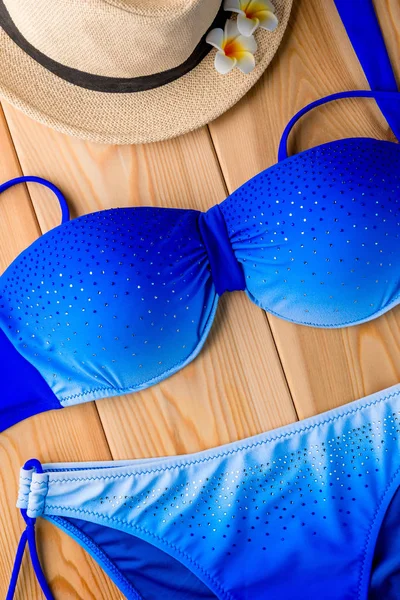 Hermoso traje de baño azul y sombrero de paja vista superior de cerca — Foto de Stock