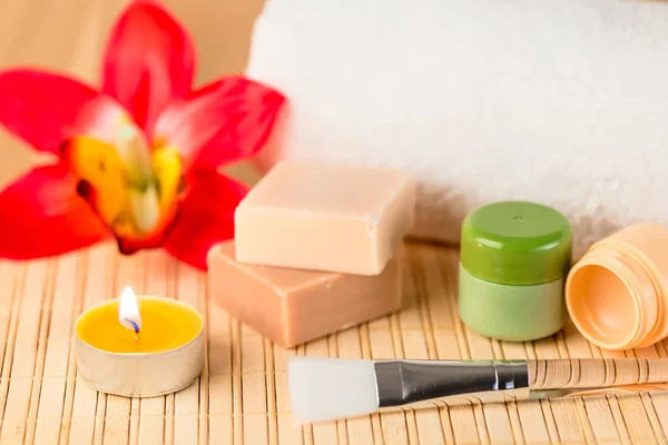 Mýdlo, balzám a svíčky pro lázeňské relaxace a péče — Stock fotografie