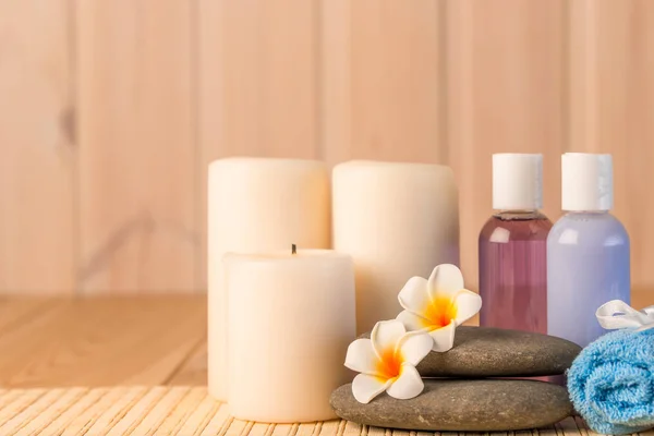 Bougies et cosmétiques pour spa et massage close-up — Photo