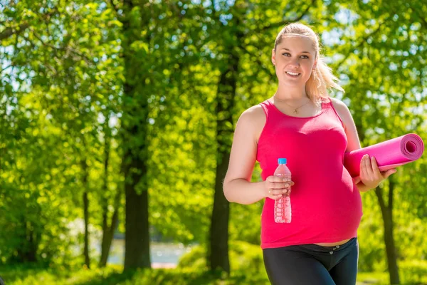 Retrato horizontal de uma mulher grávida feliz após o exercício i — Fotografia de Stock