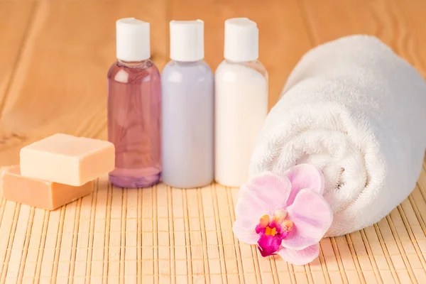Balená kosmetiku a ručník pro spa closeup — Stock fotografie