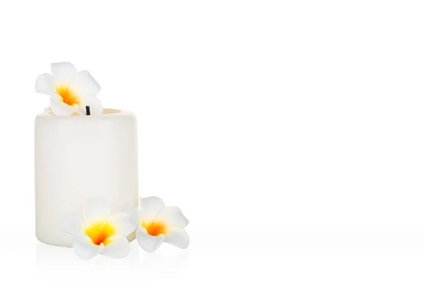 Свечи и цветы франджипани на белом фоне изолированы — стоковое фото
