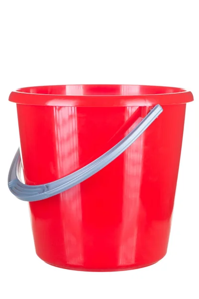 Balde vermelho vazio isolado em um fundo branco closeup — Fotografia de Stock